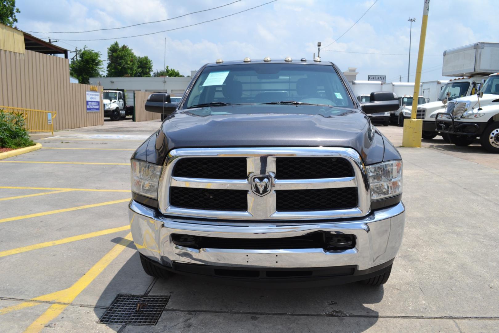 2018 GRAY /BLACK RAM 3500 with an CUMMINS 6.7L TURBO DIESEL engine, AISIN A465 6SPD AUTOMATIC transmission, located at 9172 North Fwy, Houston, TX, 77037, (713) 910-6868, 29.887470, -95.411903 - Photo#1